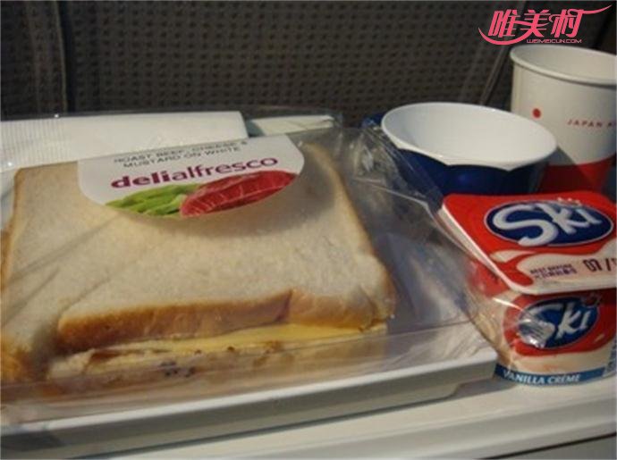 男子乘机吃过期10年食品 男子乘机吃过期10年食品