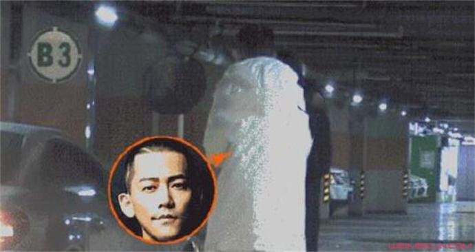 两人同返公寓