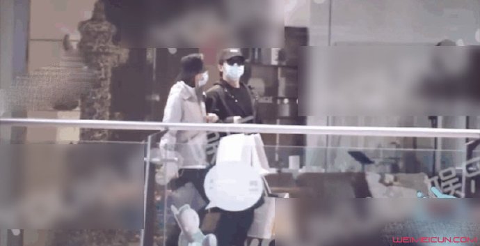 郑恺苗苗挽手逛商场 郑恺苗苗挽手逛商场