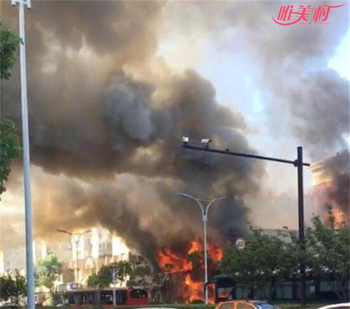 爆炸后燃起熊熊大火很吓人