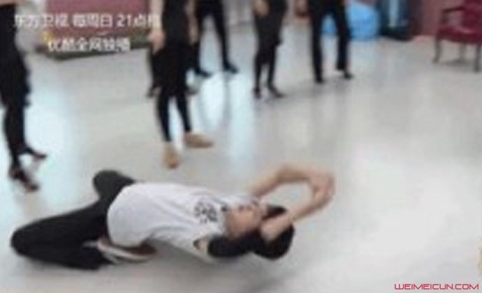 许魏洲护膝里有针