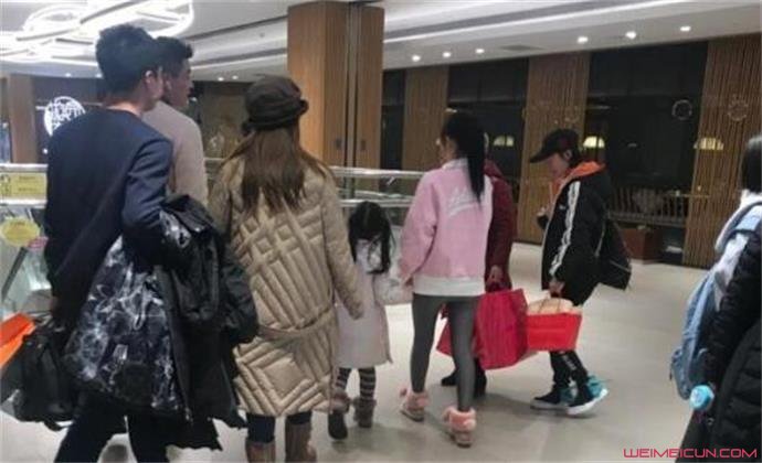 李小璐母女逛街 李小璐母女逛街