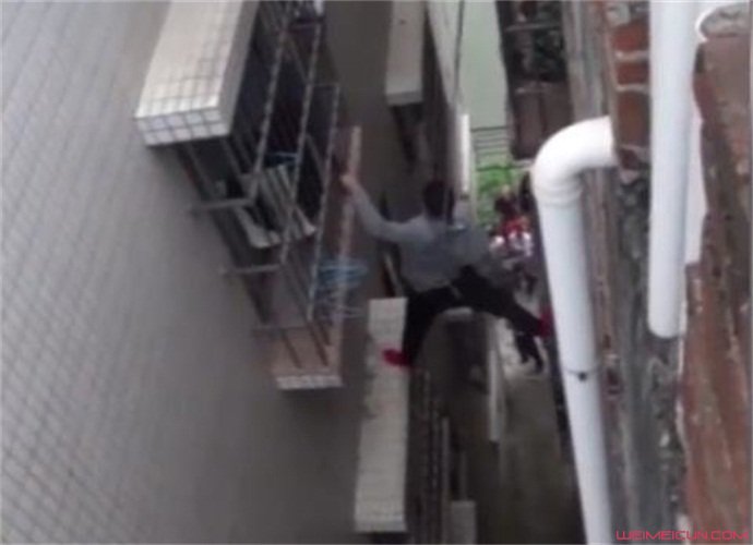 男子托举救人后被困 男子托举救人后被困