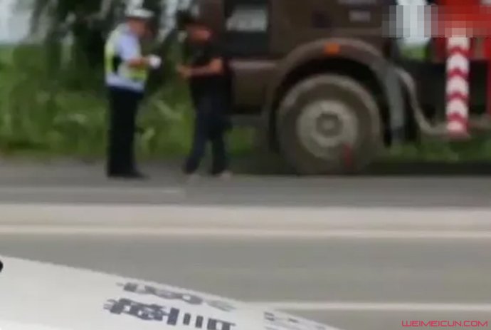 假扮交警拦车收钱 遇上真警察上演了戏剧性的一幕