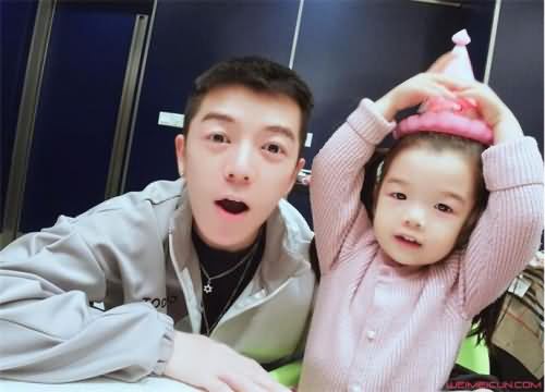 王栎鑫与女儿 王栎鑫与女儿