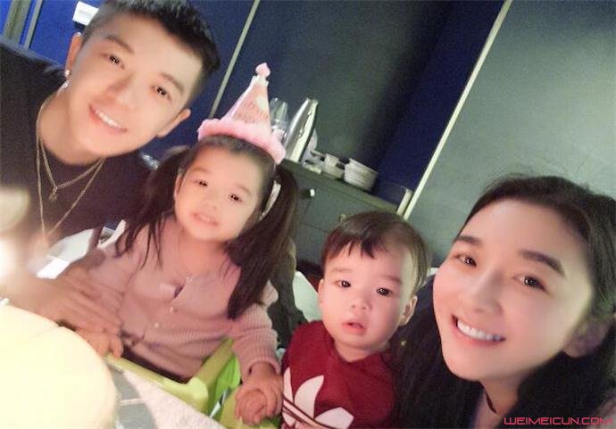 王栎鑫一家四口合影 王栎鑫一家四口合影