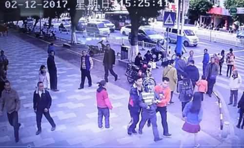 逛街认出被拐儿子