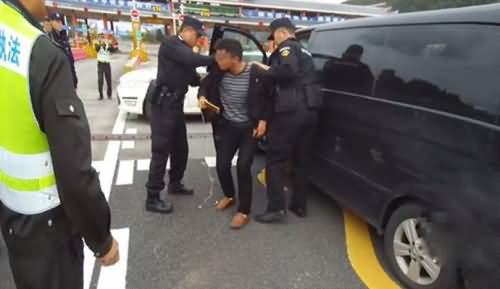 开奔驰上路跑黑车,奔驰,上路,跑黑车,非法营运 开奔驰上路跑黑车,奔驰,上路,跑黑车,非法营运