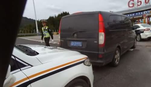 开奔驰上路跑黑车,奔驰,上路,跑黑车,非法营运 开奔驰上路跑黑车,奔驰,上路,跑黑车,非法营运