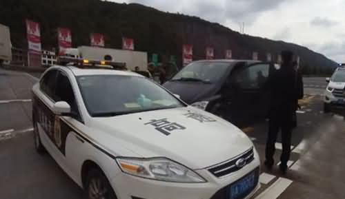 开奔驰上路跑黑车,奔驰,上路,跑黑车,非法营运 开奔驰上路跑黑车,奔驰,上路,跑黑车,非法营运