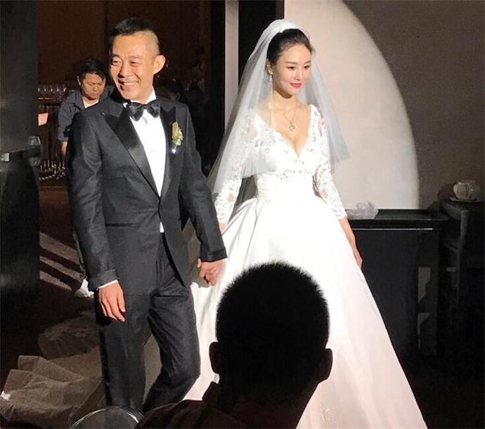 50岁侯勇低调三婚现场笑容满满 50岁侯勇低调三婚现场笑容满满
