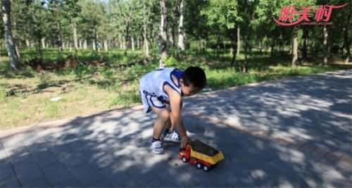 在公园玩耍的小孩