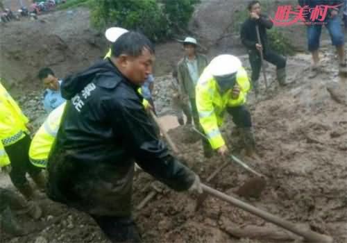 四川凉山发生泥石流后的救援现场 四川凉山发生泥石流后的救援现场