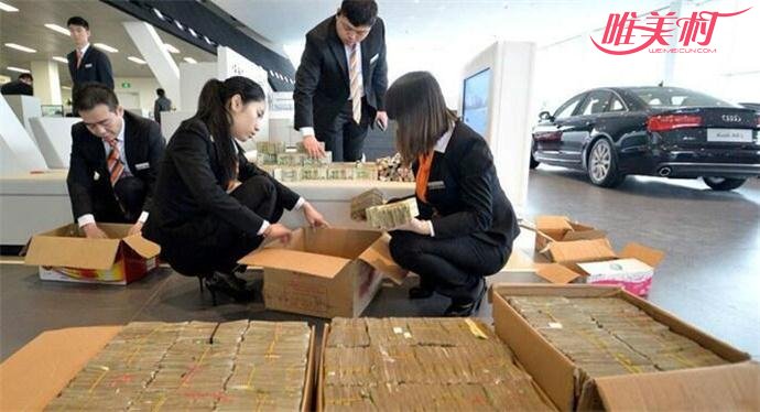 工作人员清点零钱 工作人员清点零钱
