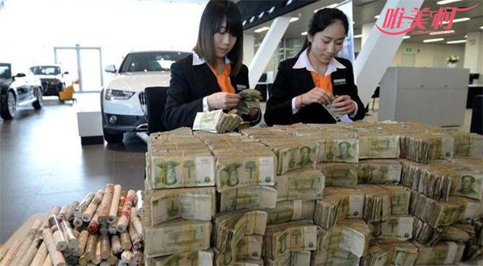 工作人员清点零钱 工作人员清点零钱