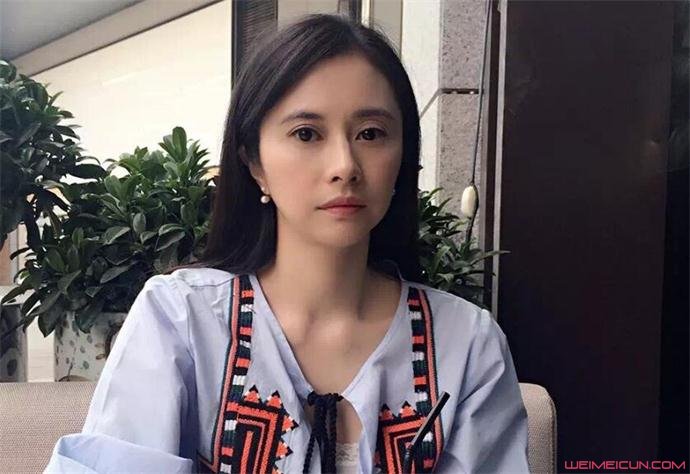 何美钿近照