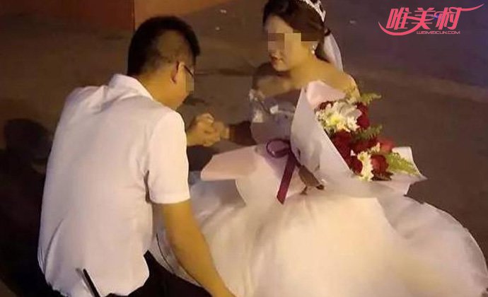 女子穿婚纱跪地求婚 女子穿婚纱跪地求婚