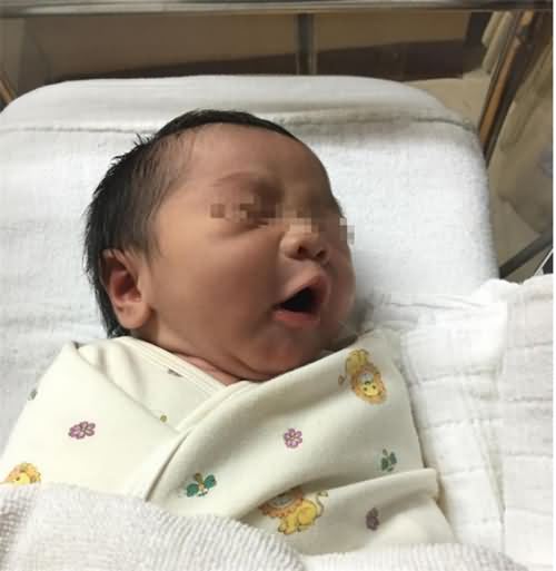 婴儿盖40万睡觉