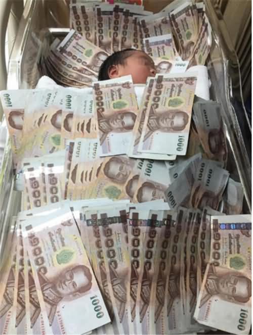 婴儿盖40万睡觉