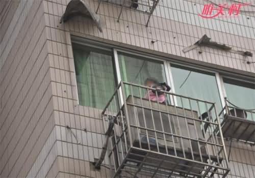 女孩跌落空调外机 女孩跌落空调外机