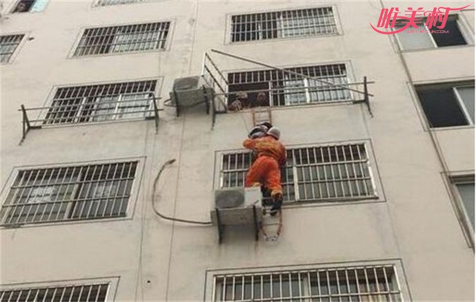 救援人员救出小女孩 救援人员救出小女孩