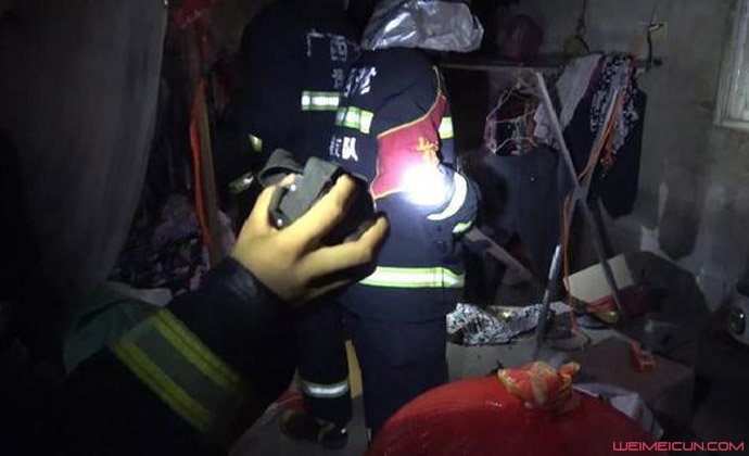 眼镜蛇钻老人被窝 眼镜蛇钻老人被窝