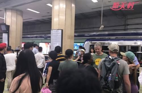 乘客进入轨道 乘客进入轨道
