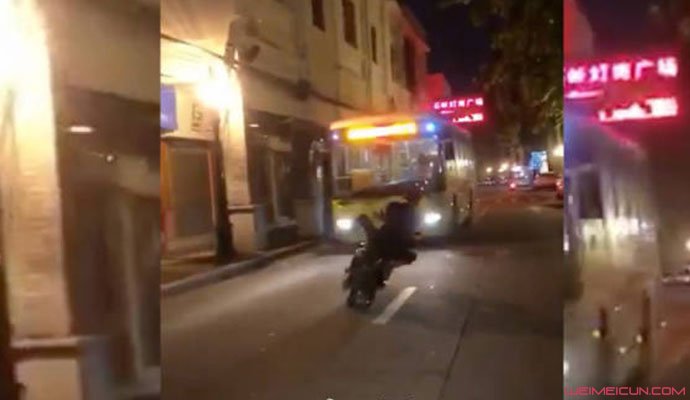 男子捡苍蝇碰瓷 男子捡苍蝇碰瓷