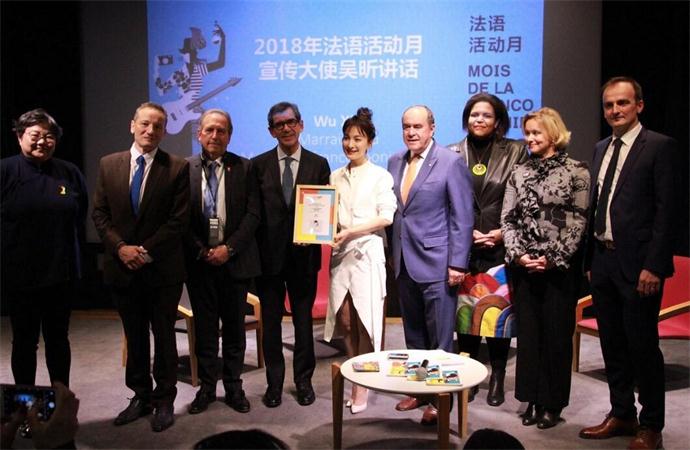 吴昕与各代表合影