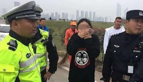 玛莎拉蒂冲进水塘,玛莎拉蒂,冲进,水塘,女司机 玛莎拉蒂冲进水塘,玛莎拉蒂,冲进,水塘,女司机
