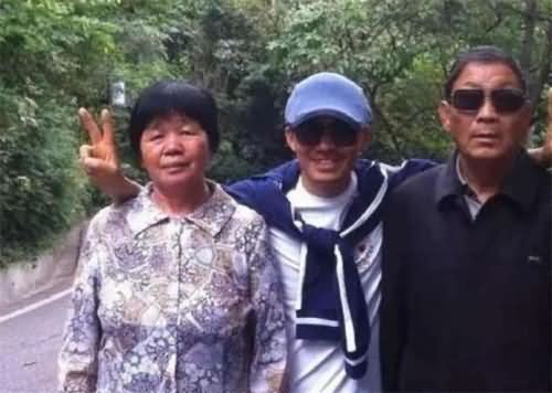 王宝强带父母游玩 王宝强带父母游玩