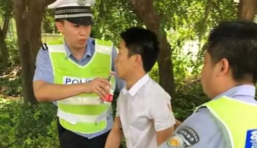 男子被堵10小时晕倒