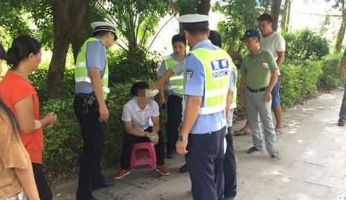 男子被堵10小时晕倒
