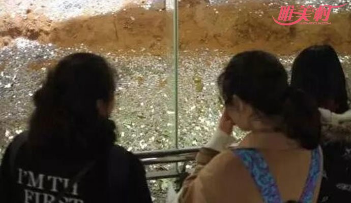 男子在许愿池捞钱 男子在许愿池捞钱