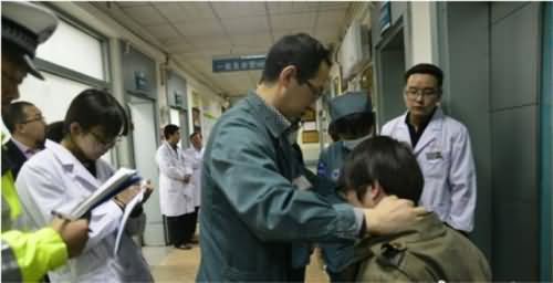 兰州大学校车侧翻 兰州大学校车侧翻