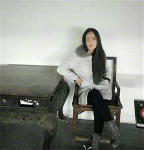 女子坐在文物上拍照 文物保护的基本意识在哪？