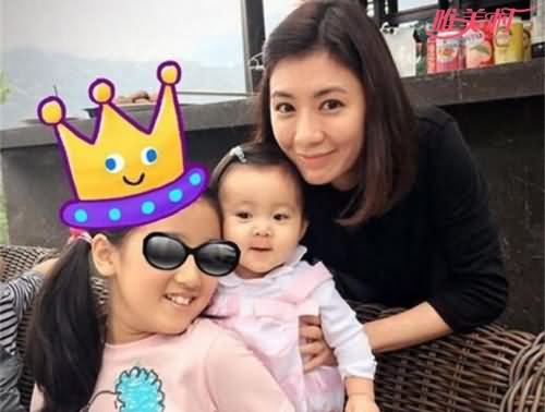 贾静雯和两名女儿