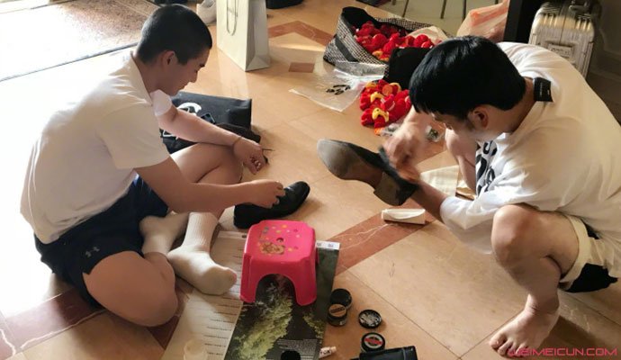 林依轮为儿子擦鞋 林依轮为儿子擦鞋