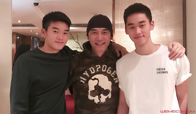 林依轮为儿子擦鞋 林依轮为儿子擦鞋