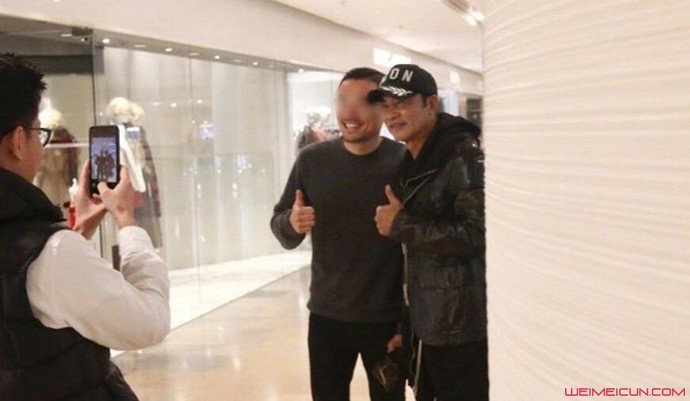 任达华和影迷合影 任达华和影迷合影
