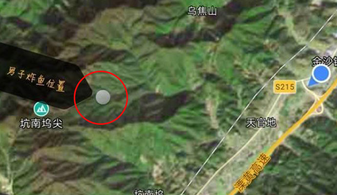 男子用鞭炮炸鱼 男子用鞭炮炸鱼