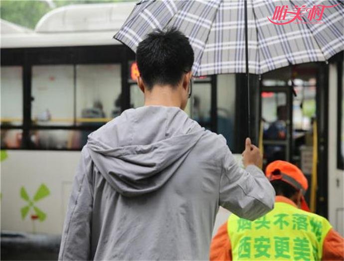 大学生为保洁撑伞 大学生为保洁撑伞