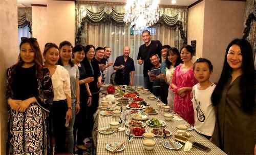 腾格尔宴请巴特尔