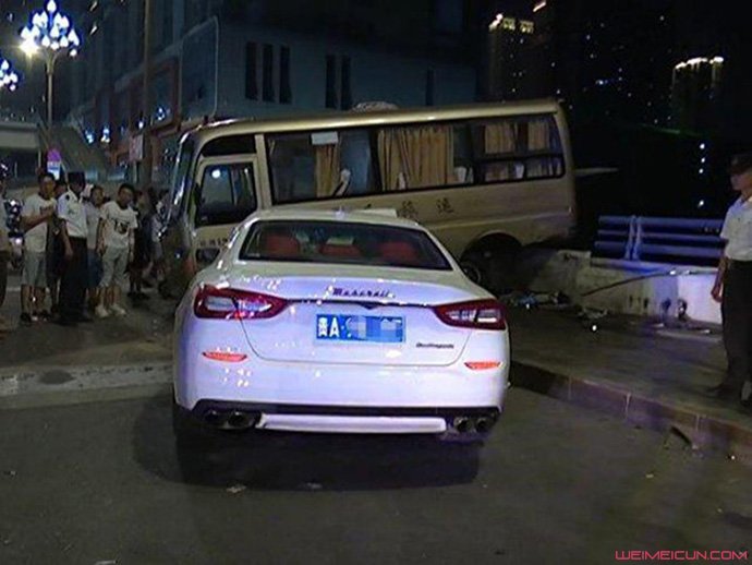 玛莎拉蒂撞中巴车 玛莎拉蒂撞中巴车
