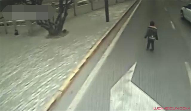 三岁男童车流穿梭 三岁男童车流穿梭