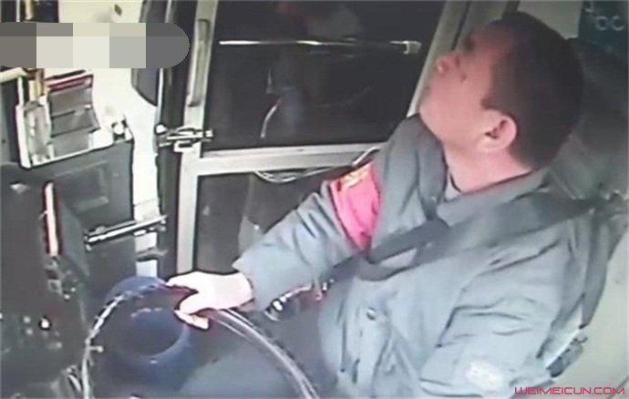 三岁男童得到驾驶员和乘客的帮助 三岁男童得到驾驶员和乘客的帮助