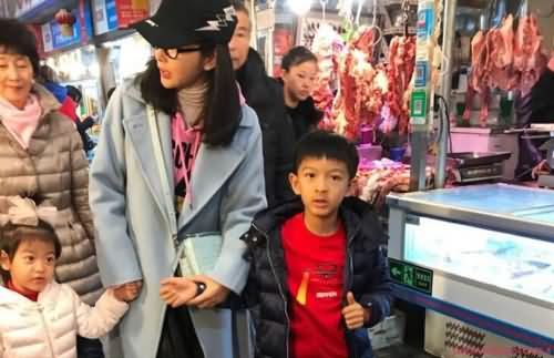 李冰冰买菜被偶遇 女神颜值在线难怪能与小16岁的他坠爱河