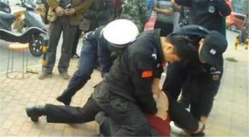违章男辱骂锁喉特警 剧情反转一秒就被警察制服