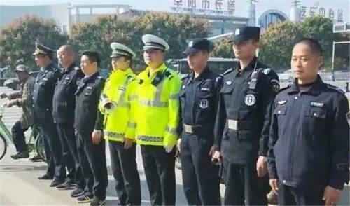 违章男辱骂锁喉特警 违章男辱骂锁喉特警