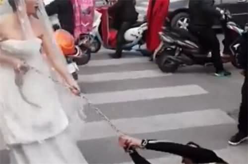 铁链捆新郎完婚